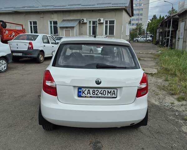 Белый Шкода Фабия, объемом двигателя 1.6 л и пробегом 218 тыс. км за 7000 $, фото 3 на Automoto.ua