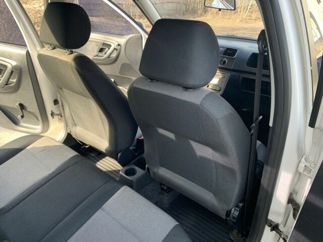 Белый Шкода Фабия, объемом двигателя 1.4 л и пробегом 229 тыс. км за 3799 $, фото 18 на Automoto.ua