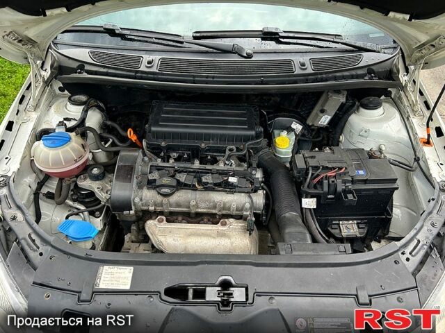 Белый Шкода Фабия, объемом двигателя 1.4 л и пробегом 220 тыс. км за 4950 $, фото 5 на Automoto.ua