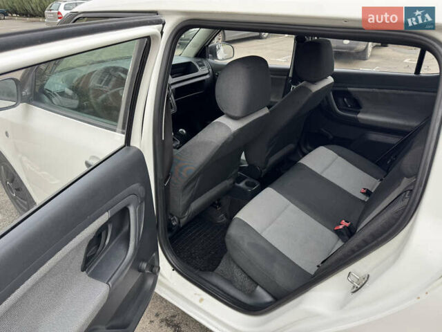 Белый Шкода Фабия, объемом двигателя 1.39 л и пробегом 330 тыс. км за 3999 $, фото 9 на Automoto.ua