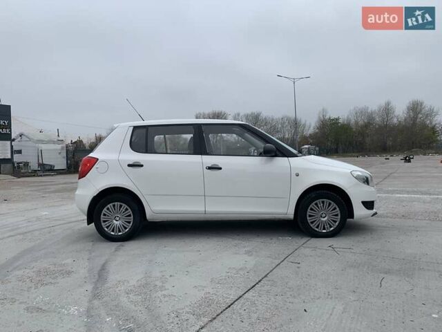 Белый Шкода Фабия, объемом двигателя 1.39 л и пробегом 230 тыс. км за 3698 $, фото 62 на Automoto.ua