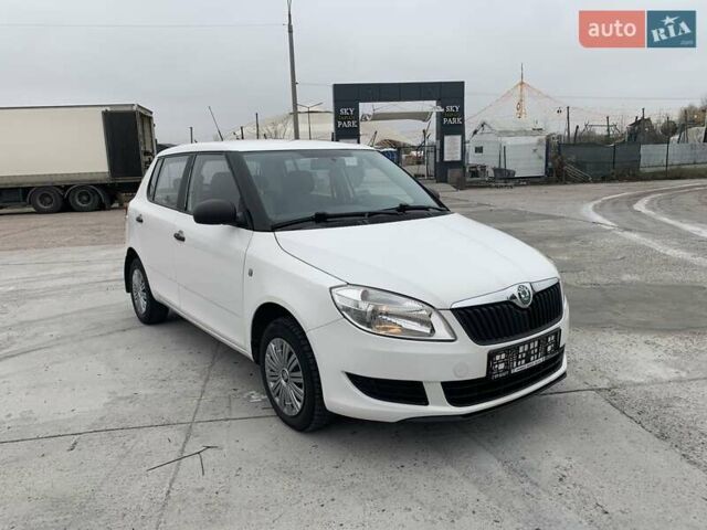 Белый Шкода Фабия, объемом двигателя 1.39 л и пробегом 230 тыс. км за 3698 $, фото 6 на Automoto.ua