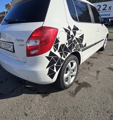 Белый Шкода Фабия, объемом двигателя 1.2 л и пробегом 102 тыс. км за 4700 $, фото 5 на Automoto.ua