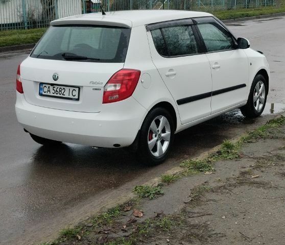 Білий Шкода Фабія, об'ємом двигуна 1.4 л та пробігом 200 тис. км за 5500 $, фото 4 на Automoto.ua