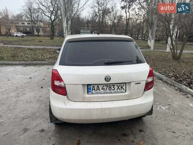 Шкода Фабия 2011 в Краматорске на Automoto.ua Белый Шкода Фабия, объемом двигателя 1.39 л и пробегом 221 тыс. км за 4800 $, фото 2 на Automoto.ua