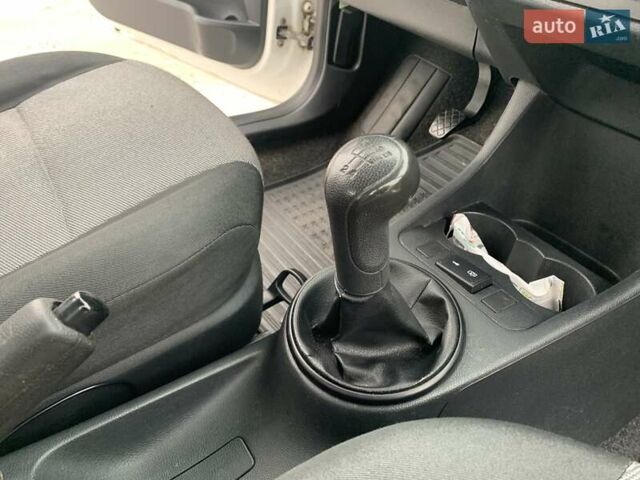 Белый Шкода Фабия, объемом двигателя 1.39 л и пробегом 230 тыс. км за 3698 $, фото 41 на Automoto.ua