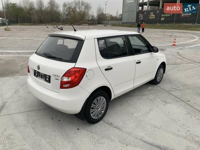 Белый Шкода Фабия, объемом двигателя 1.39 л и пробегом 230 тыс. км за 3698 $, фото 5 на Automoto.ua