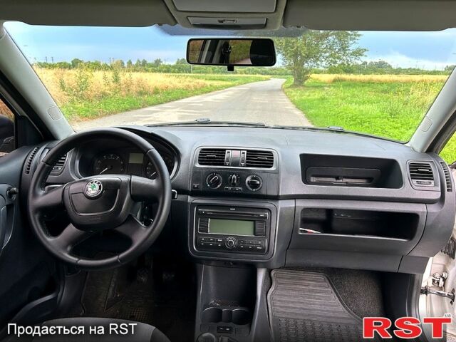 Белый Шкода Фабия, объемом двигателя 1.4 л и пробегом 220 тыс. км за 4950 $, фото 8 на Automoto.ua