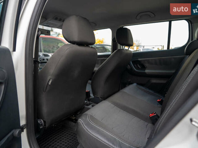 Білий Шкода Фабія, об'ємом двигуна 1.39 л та пробігом 286 тис. км за 4500 $, фото 19 на Automoto.ua