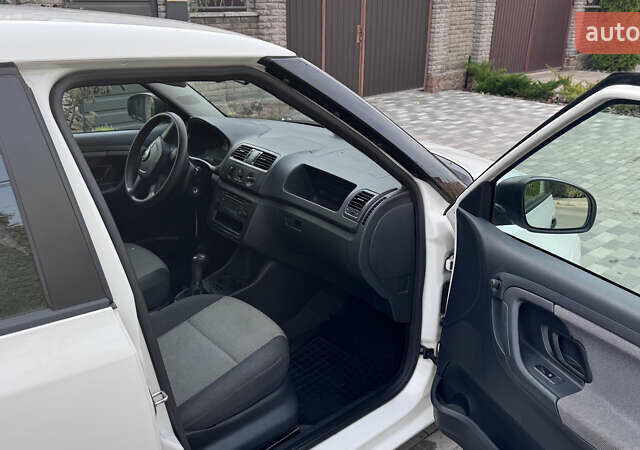 Белый Шкода Фабия, объемом двигателя 1.6 л и пробегом 260 тыс. км за 5150 $, фото 4 на Automoto.ua