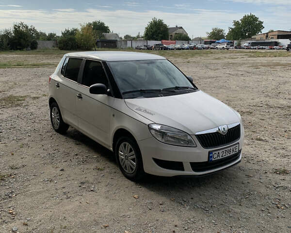 Білий Шкода Фабія, об'ємом двигуна 1.39 л та пробігом 288 тис. км за 4399 $, фото 2 на Automoto.ua