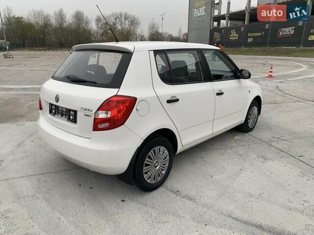 Белый Шкода Фабия, объемом двигателя 1.39 л и пробегом 230 тыс. км за 3698 $, фото 4 на Automoto.ua