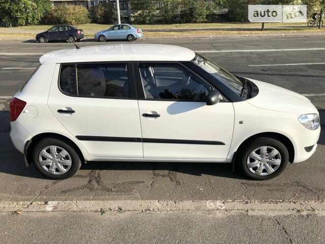 Белый Шкода Фабия, объемом двигателя 1.2 л и пробегом 25 тыс. км за 6200 $, фото 1 на Automoto.ua