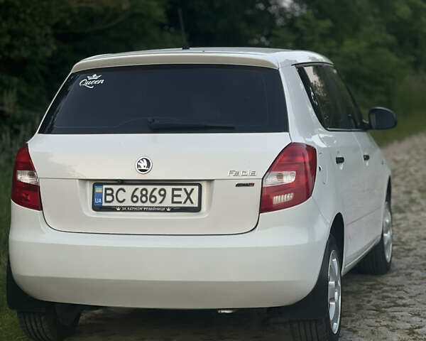 Белый Шкода Фабия, объемом двигателя 1.2 л и пробегом 200 тыс. км за 5600 $, фото 5 на Automoto.ua