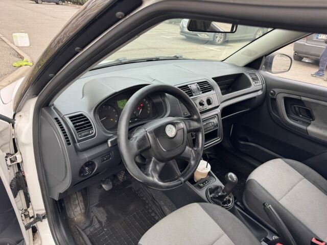 Белый Шкода Фабия, объемом двигателя 1.4 л и пробегом 330 тыс. км за 4000 $, фото 6 на Automoto.ua