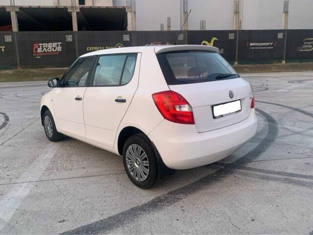 Белый Шкода Фабия, объемом двигателя 1.4 л и пробегом 229 тыс. км за 3799 $, фото 5 на Automoto.ua