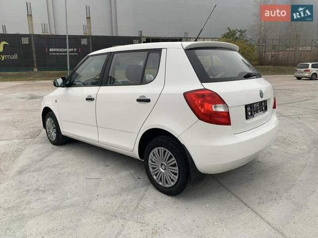 Белый Шкода Фабия, объемом двигателя 1.39 л и пробегом 230 тыс. км за 3698 $, фото 11 на Automoto.ua
