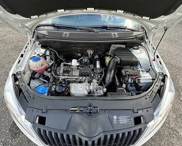 Шкода Фабия 2011 в Буче на Automoto.ua Белый Шкода Фабия, объемом двигателя 1.2 л и пробегом 156 тыс. км за 6300 $, фото 43 на Automoto.ua