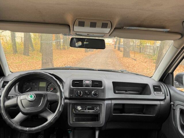 Белый Шкода Фабия, объемом двигателя 1.4 л и пробегом 283 тыс. км за 4700 $, фото 8 на Automoto.ua