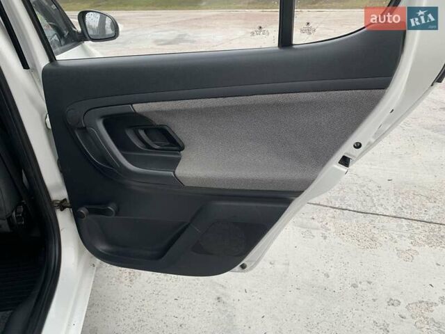 Белый Шкода Фабия, объемом двигателя 1.39 л и пробегом 230 тыс. км за 3698 $, фото 54 на Automoto.ua