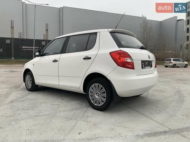 Белый Шкода Фабия, объемом двигателя 1.39 л и пробегом 230 тыс. км за 3698 $, фото 27 на Automoto.ua