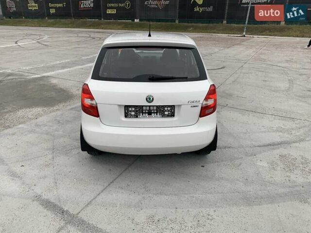 Белый Шкода Фабия, объемом двигателя 1.39 л и пробегом 230 тыс. км за 3698 $, фото 26 на Automoto.ua
