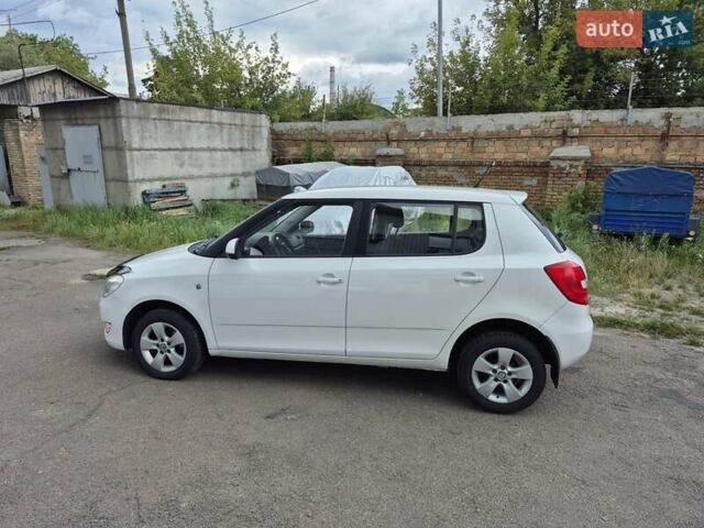 Белый Шкода Фабия, объемом двигателя 1.6 л и пробегом 218 тыс. км за 7000 $, фото 2 на Automoto.ua
