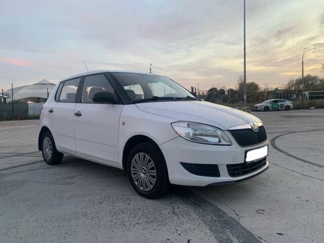 Белый Шкода Фабия, объемом двигателя 1.4 л и пробегом 229 тыс. км за 3799 $, фото 2 на Automoto.ua