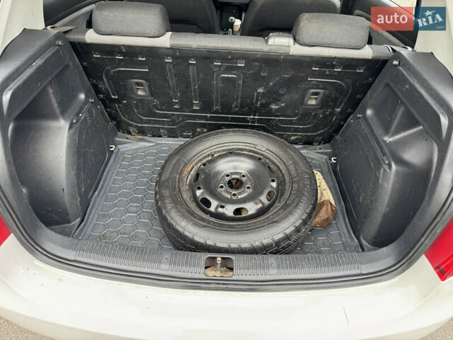 Белый Шкода Фабия, объемом двигателя 1.39 л и пробегом 330 тыс. км за 3999 $, фото 12 на Automoto.ua