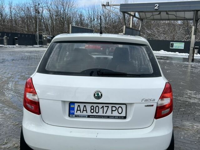 Белый Шкода Фабия, объемом двигателя 1.2 л и пробегом 270 тыс. км за 3450 $, фото 2 на Automoto.ua