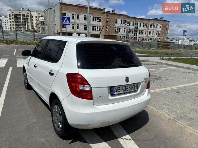 Шкода Фабия 2011 в Виннице на Automoto.ua Белый Шкода Фабия, объемом двигателя 1.2 л и пробегом 230 тыс. км за 4800 $, фото 2 на Automoto.ua