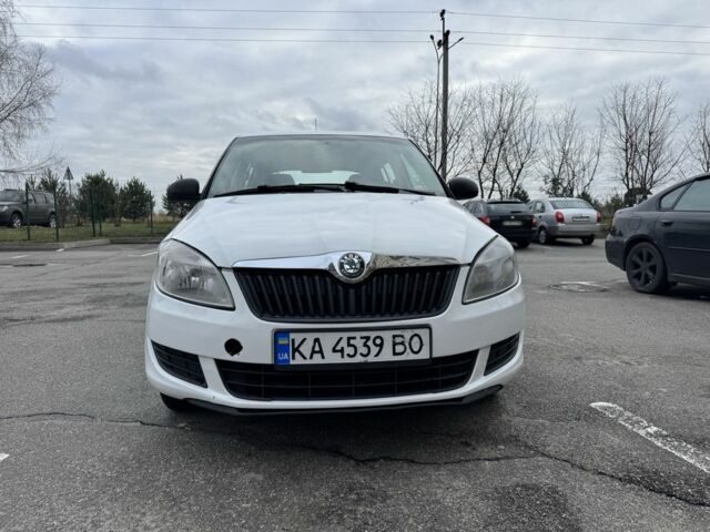 Белый Шкода Фабия, объемом двигателя 1.4 л и пробегом 330 тыс. км за 4000 $, фото 1 на Automoto.ua