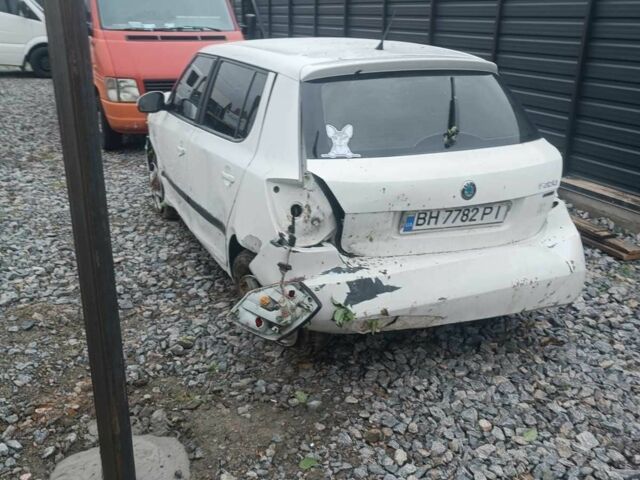 Белый Шкода Фабия, объемом двигателя 1.2 л и пробегом 240 тыс. км за 2850 $, фото 4 на Automoto.ua