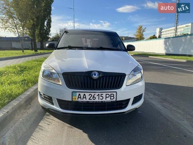 Белый Шкода Фабия, объемом двигателя 1.2 л и пробегом 112 тыс. км за 6400 $, фото 1 на Automoto.ua