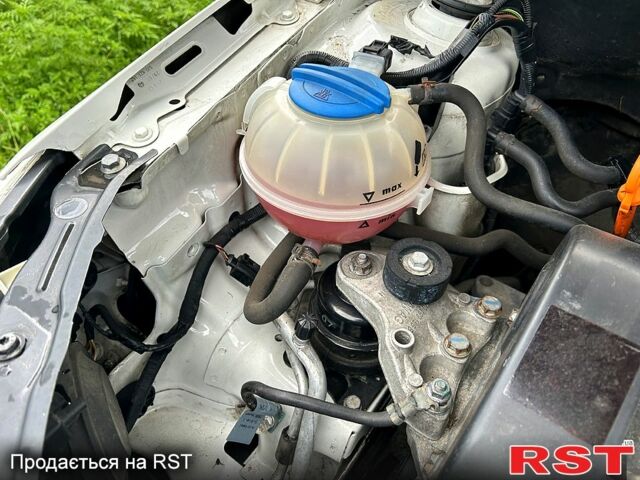 Белый Шкода Фабия, объемом двигателя 1.4 л и пробегом 220 тыс. км за 4950 $, фото 6 на Automoto.ua