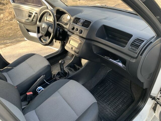 Белый Шкода Фабия, объемом двигателя 1.4 л и пробегом 229 тыс. км за 3799 $, фото 10 на Automoto.ua