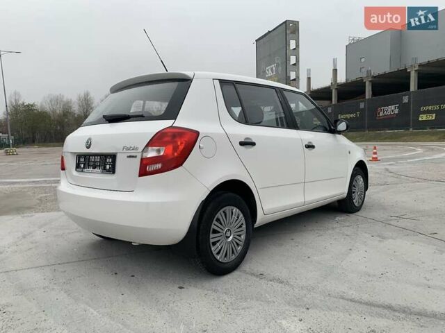 Белый Шкода Фабия, объемом двигателя 1.39 л и пробегом 230 тыс. км за 3698 $, фото 25 на Automoto.ua