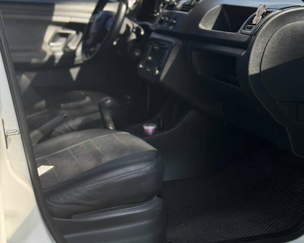 Белый Шкода Фабия, объемом двигателя 1.2 л и пробегом 200 тыс. км за 5600 $, фото 9 на Automoto.ua