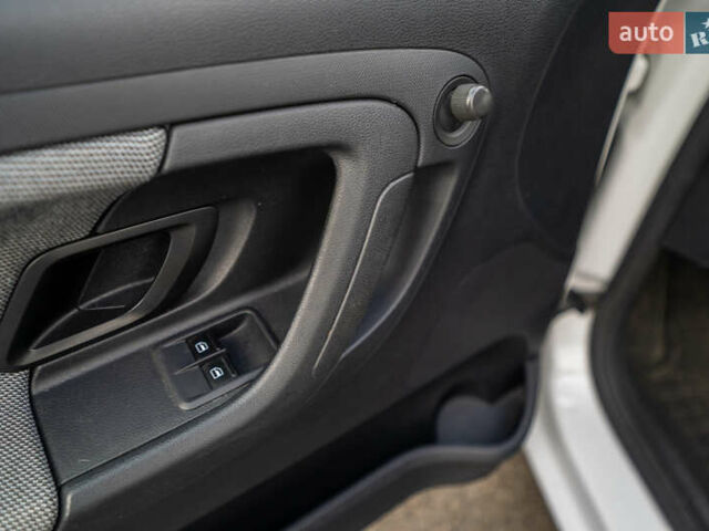 Білий Шкода Фабія, об'ємом двигуна 1.39 л та пробігом 286 тис. км за 4500 $, фото 16 на Automoto.ua