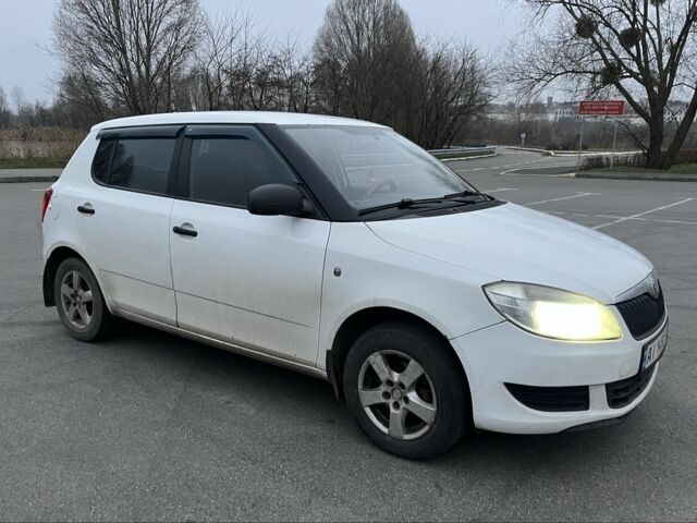 Белый Шкода Фабия, объемом двигателя 1.2 л и пробегом 175 тыс. км за 4300 $, фото 1 на Automoto.ua