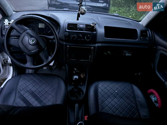 Білий Шкода Фабія, об'ємом двигуна 1.6 л та пробігом 303 тис. км за 7300 $, фото 8 на Automoto.ua