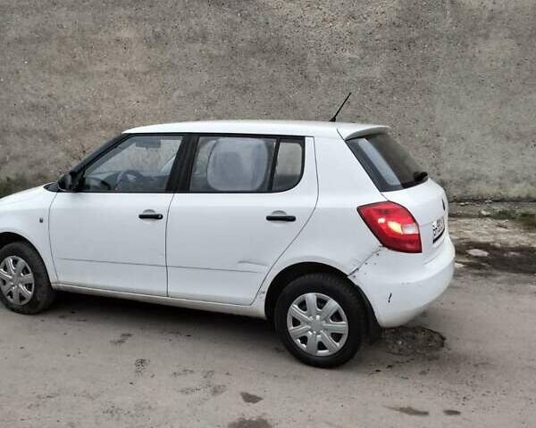 Белый Шкода Фабия, объемом двигателя 1.2 л и пробегом 218 тыс. км за 3600 $, фото 3 на Automoto.ua