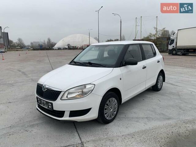 Белый Шкода Фабия, объемом двигателя 1.39 л и пробегом 230 тыс. км за 3698 $, фото 60 на Automoto.ua