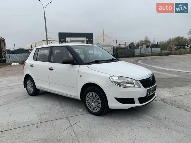 Белый Шкода Фабия, объемом двигателя 1.39 л и пробегом 230 тыс. км за 3698 $, фото 7 на Automoto.ua