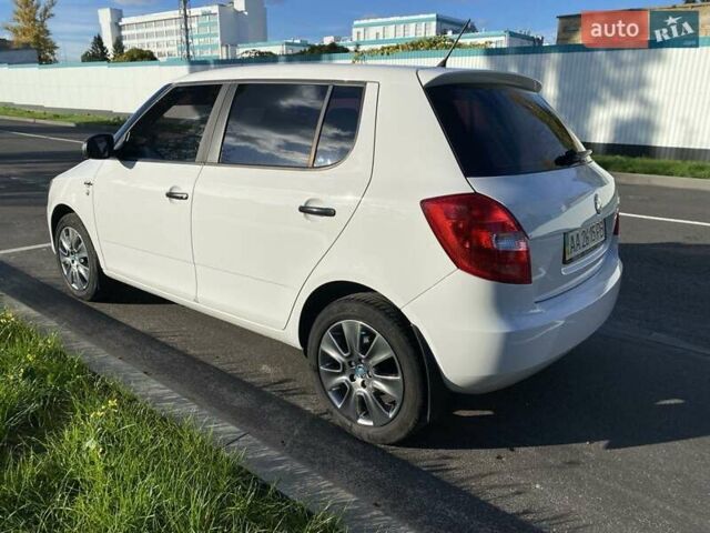 Белый Шкода Фабия, объемом двигателя 1.2 л и пробегом 112 тыс. км за 6400 $, фото 3 на Automoto.ua