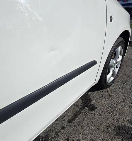 Белый Шкода Фабия, объемом двигателя 1.2 л и пробегом 102 тыс. км за 4700 $, фото 9 на Automoto.ua