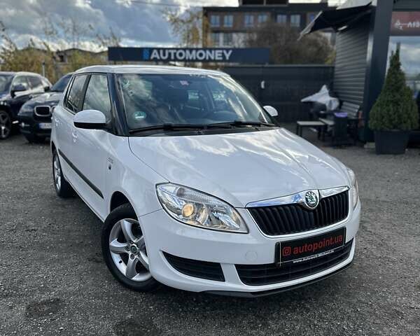 Шкода Фабия 2011 в Буче на Automoto.ua Белый Шкода Фабия, объемом двигателя 1.2 л и пробегом 156 тыс. км за 6300 $, фото 2 на Automoto.ua
