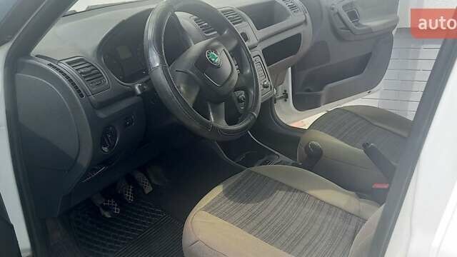 Белый Шкода Фабия, объемом двигателя 1.2 л и пробегом 212 тыс. км за 4100 $, фото 7 на Automoto.ua