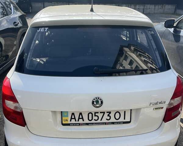 Шкода Фабія 2011 у Києві на Automoto.ua Білий Шкода Фабія, об'ємом двигуна 1.2 л та пробігом 232 тис. км за 5500 $, фото 1 на Automoto.ua