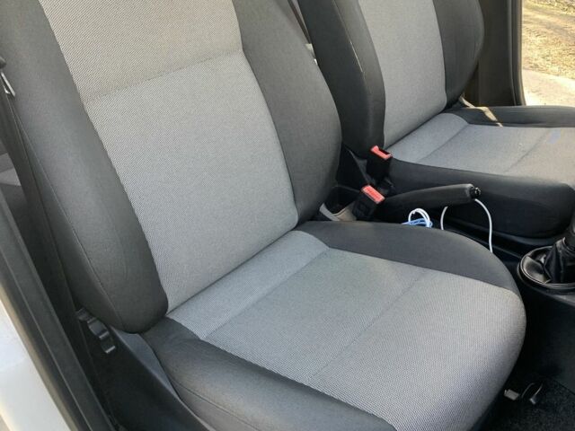 Белый Шкода Фабия, объемом двигателя 1.4 л и пробегом 229 тыс. км за 3799 $, фото 20 на Automoto.ua